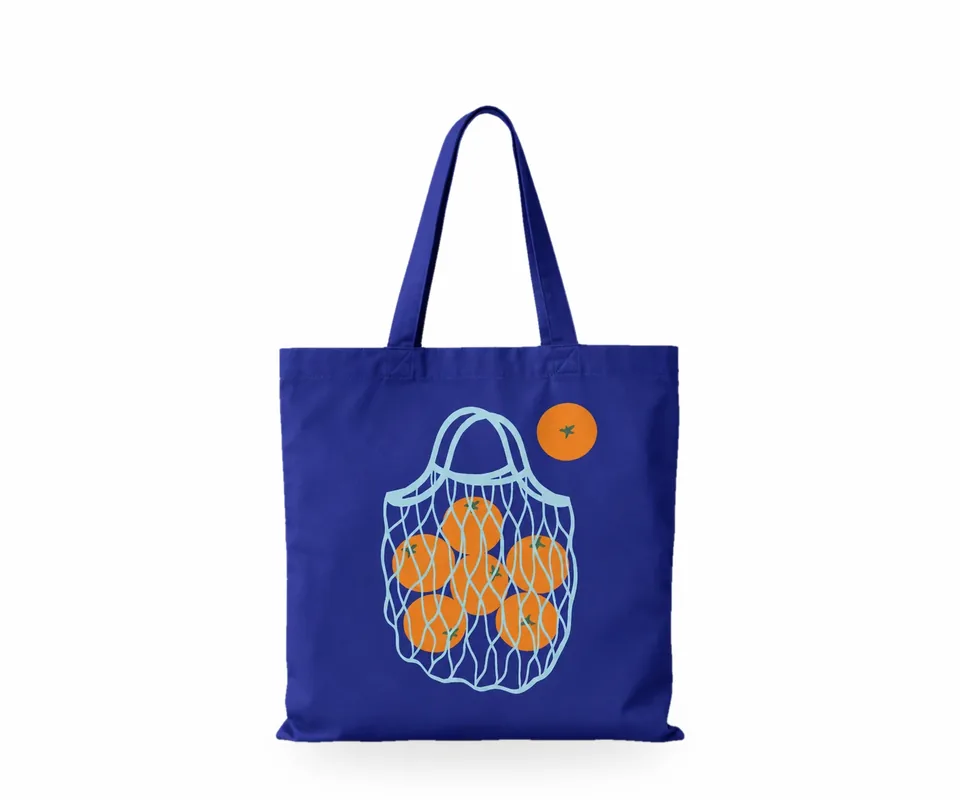 Bolsa azul con una malla de naranjas ilustrada